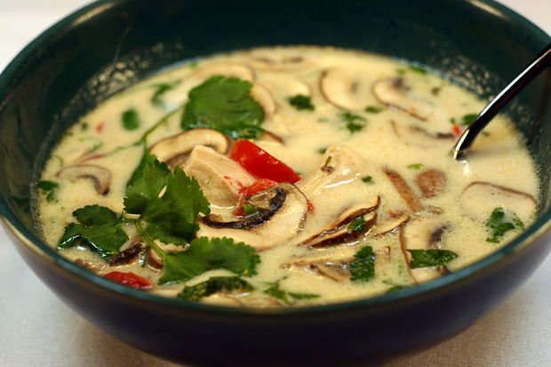 Read more about the article Tom Kha Gai: Sopa Thai de pollo y coco